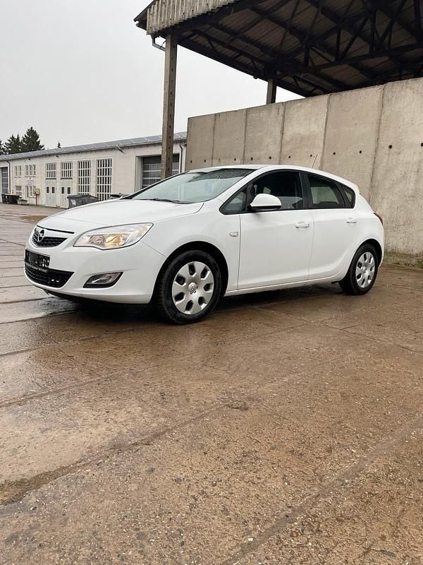 Second-hand Opel Astra 116 CP (85 kW) 2010 Alb Berlinǎ