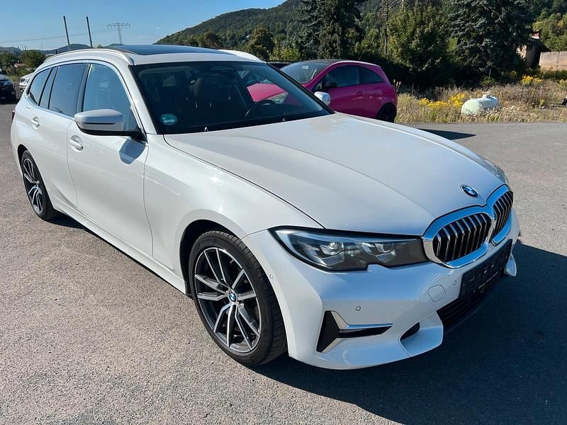 Weiß Gebraucht 2020 BMW 320 Luxury Line Kombi | 17.999 € (Superpreis) - Bild 1/4