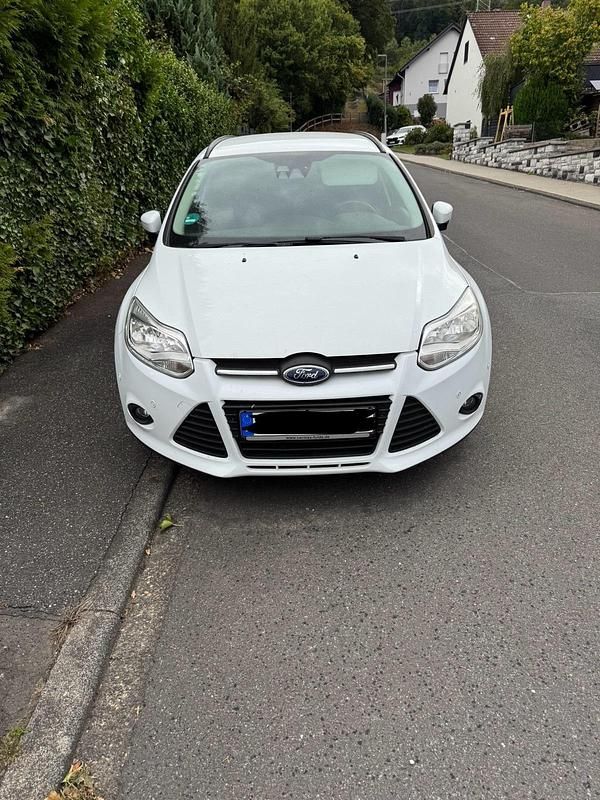 Weiß Gebraucht 2014 Ford Focus Kombi | 1.900 € (Superpreis) - Bild 1/4