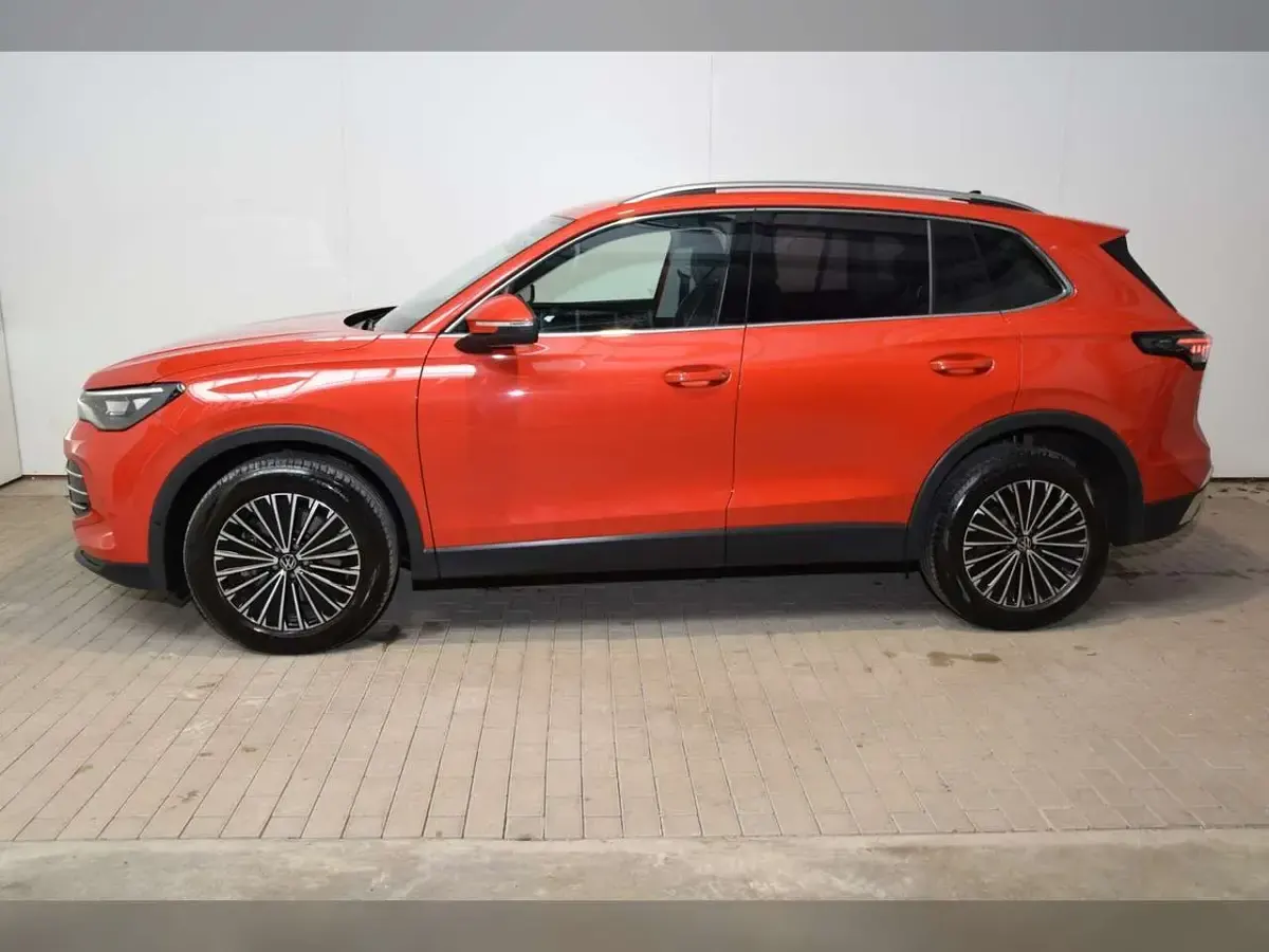 Gebraucht VW Tiguan Elegance 193 PS (141 kW) 2024 Persimmon red metallic SUV