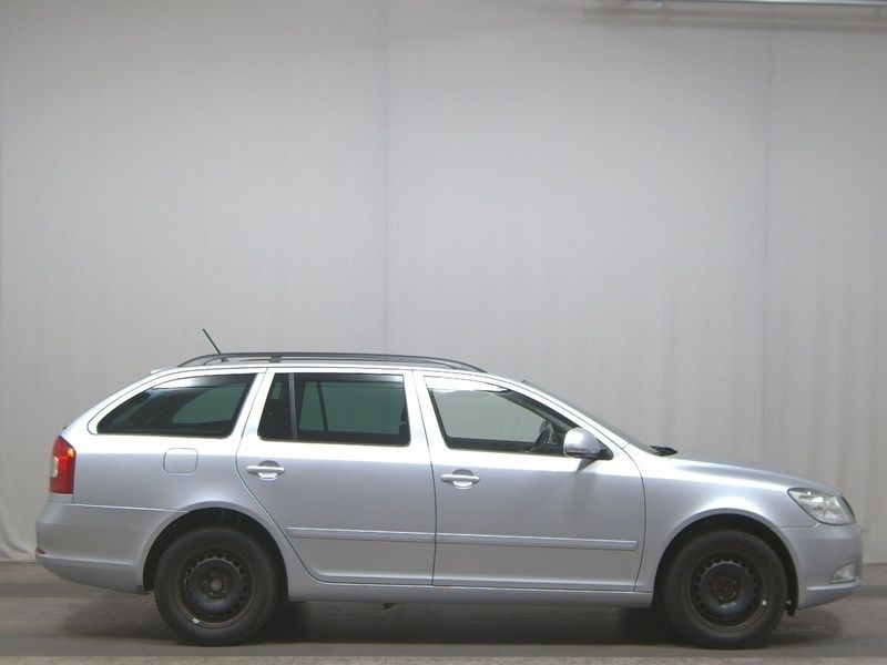 Brilliantsilber metallic Gebraucht 2012 Skoda Octavia Ambition Kombi | 2.950 € (Superpreis) - Bild 1/4