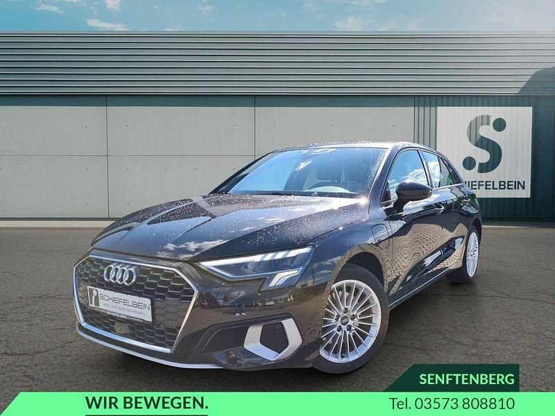 Mythosschwarz metallic Gebraucht 2021 Audi A3 Sportback e-tron Ambiente Limousine | 21.980 € (Superpreis) - Bild 1/4