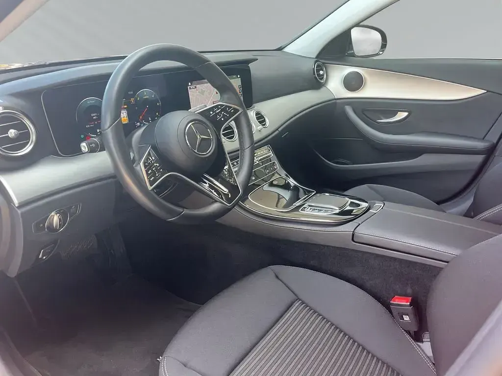 Gebraucht Mercedes E400 Avantgarde 330 PS (242 kW) 2023 Hyazinthrot metallic Limousine