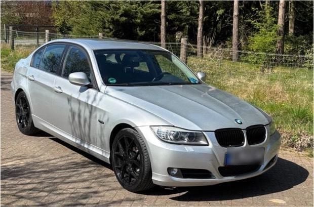 Silber Gebraucht 2009 BMW 318 Limousine | 2.850 € (Superpreis) - Bild 1/4