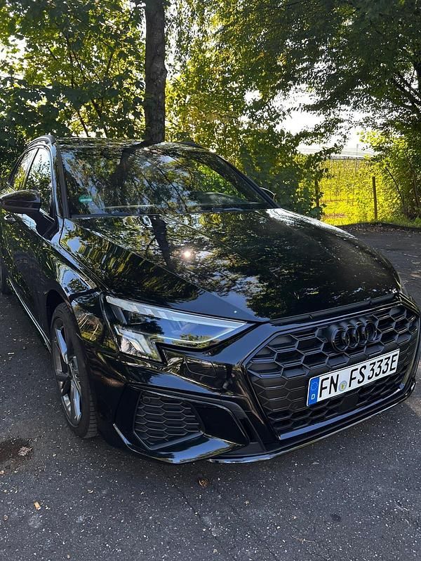 Schwarz Gebraucht 2023 Audi A3 e-tron S-Line Kleinwagen | 35.990 € - Bild 1/4
