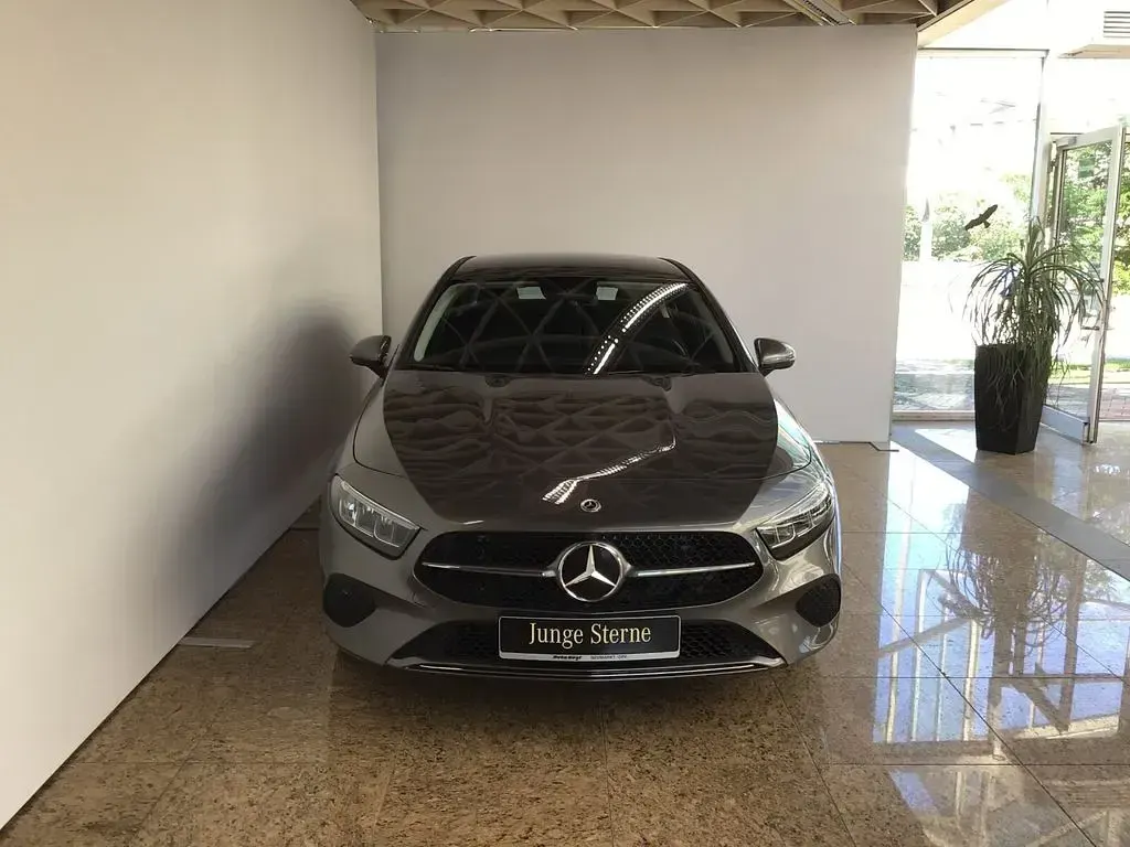 Gebraucht Mercedes A200 Advanced 163 PS (119 kW) 2025 lack mountaingrau Limousine