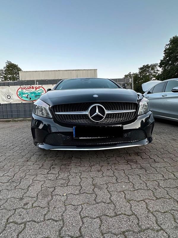 Schwarz Gebraucht 2015 Mercedes A180 Kleinwagen | 14.000 € - Bild 1/4