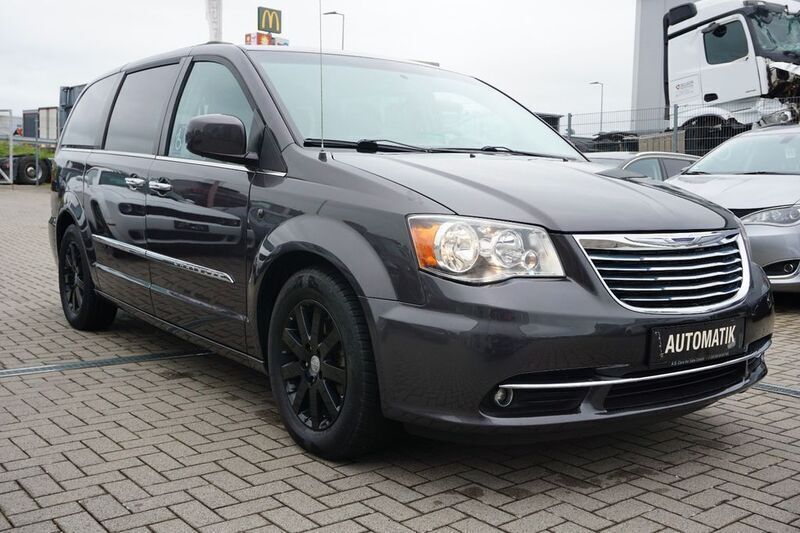 Grau Gebraucht 2016 Chrysler Town & Country Van / Kleinbus | 19.900 € - Bild 1/4