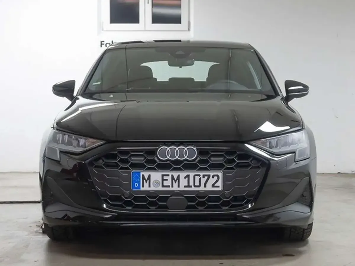 Gebraucht Audi A3 Basis 116 PS (85 kW) 2024 Brillantschwarz Limousine