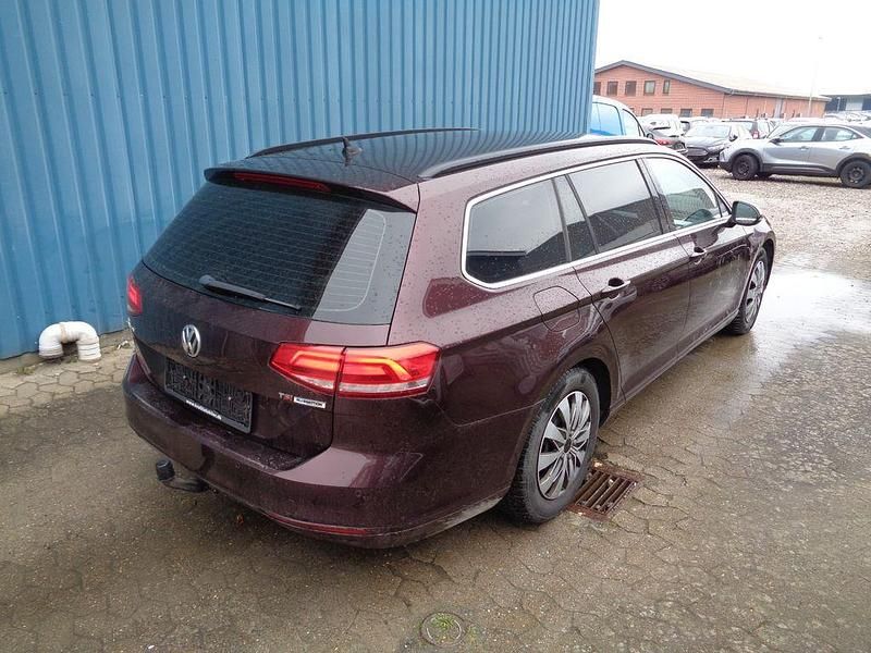 Gebraucht VW Passat Comfortline 150 PS (110 kW) 2016 Rot Kombi