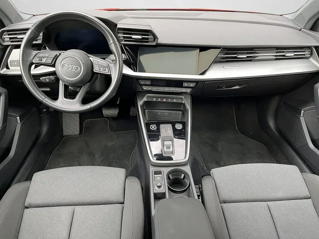 Używany Audi A3 Basis 150 KM (110 kW) 2022 Czerwony Sedan/Limuzyna