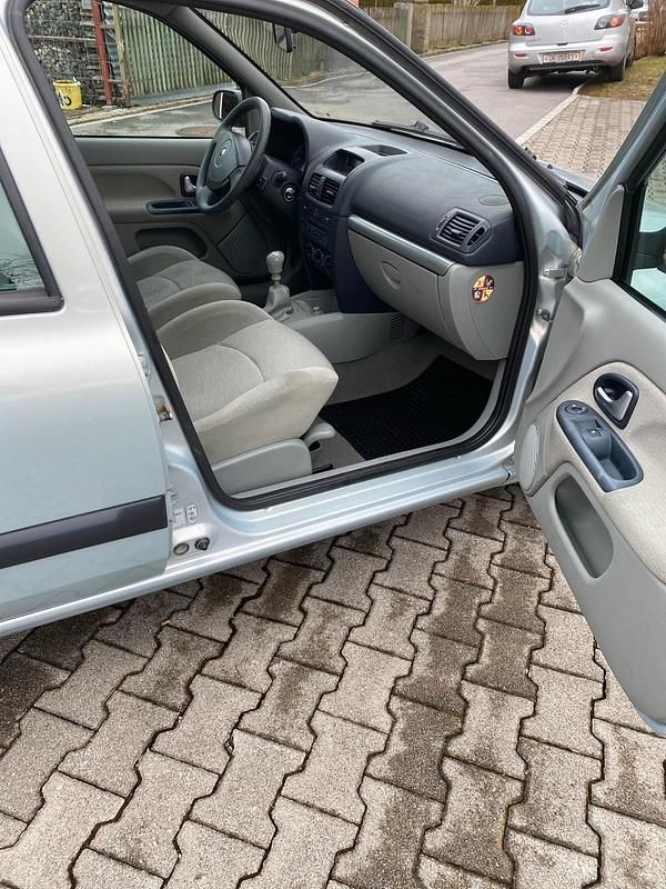 Gebraucht Renault Clio II 75 PS (55 kW) 2002 Silber Kleinwagen