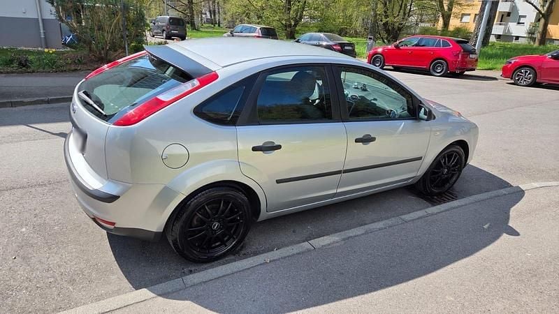 Gebraucht Ford Focus 100 PS (73 kW) 2006 Silber Limousine