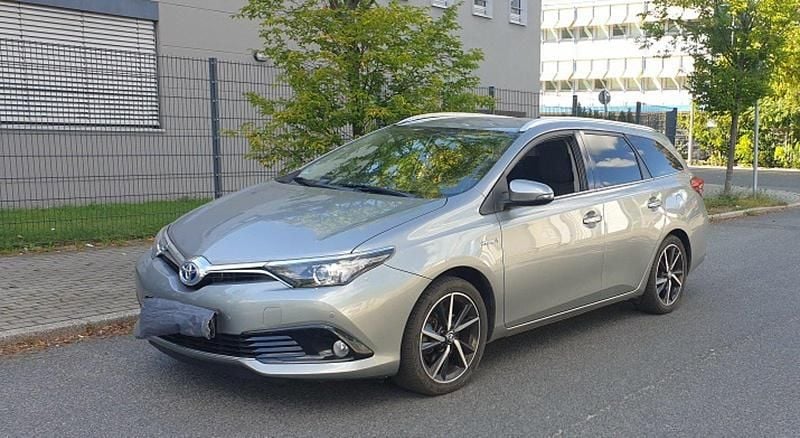 Grau Gebraucht 2016 Toyota Auris Hybrid Kombi | 13.600 € (Fairer Preis) - Bild 1/4