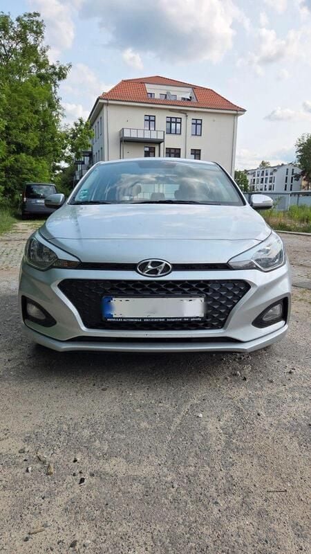 Grau Gebraucht 2019 Hyundai i20 Classic Kleinwagen | 6.800 € (Superpreis) - Bild 1/4