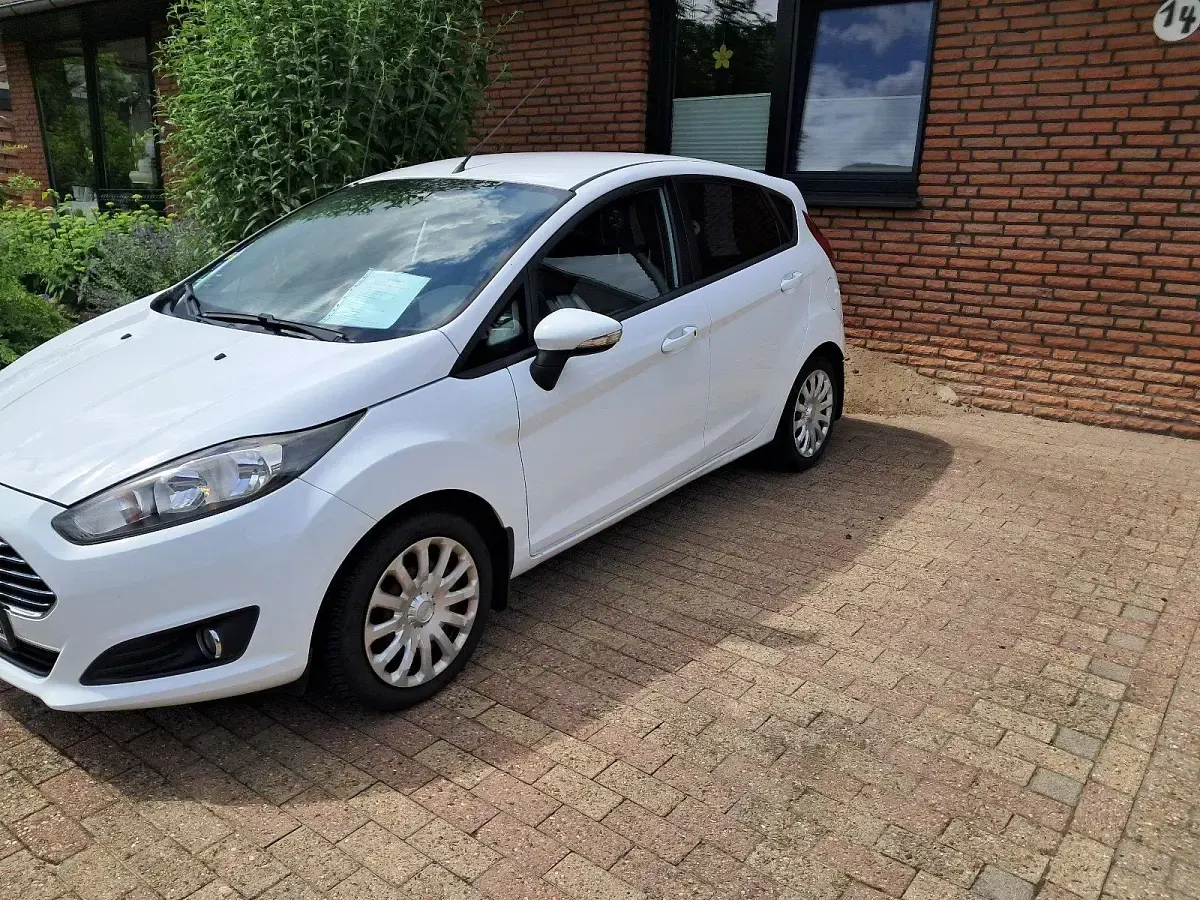 Gebraucht Ford Fiesta 60 PS (44 kW) 2013 Weiß Kleinwagen