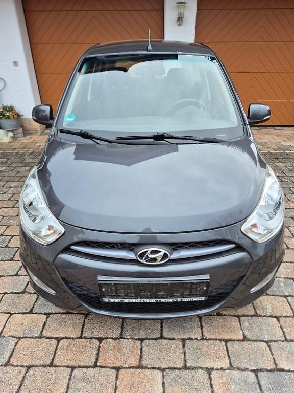 Gebraucht Hyundai i10 69 PS (50 kW) 2013 Grau Kleinwagen