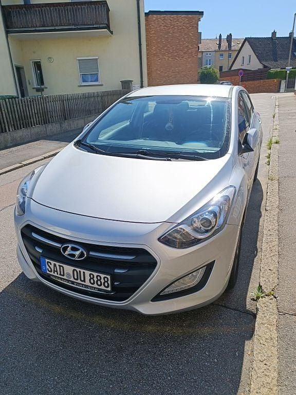 Silber Gebraucht 2015 Hyundai i30 Classic Limousine | 7.777 € (Guter Preis) - Bild 1/4