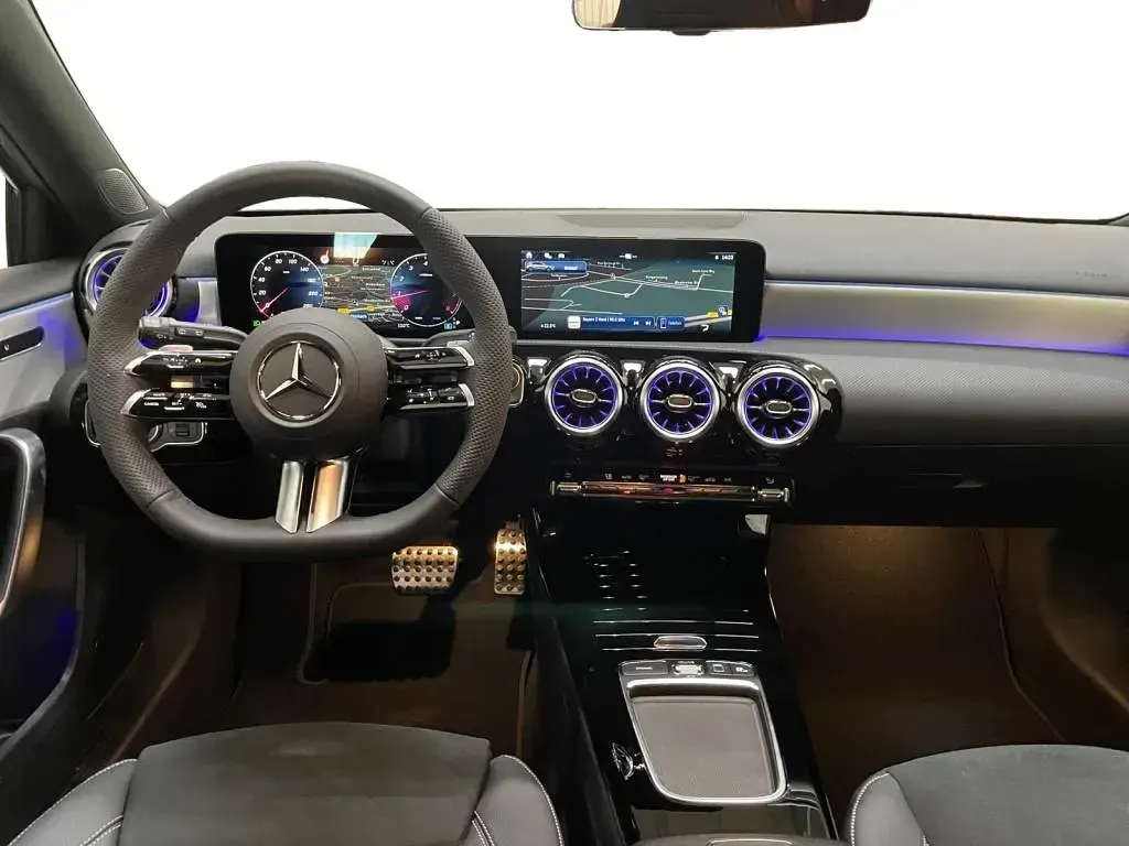 Gebraucht Mercedes A200 163 PS (119 kW) 2026 Grau manufaktur alpingrau unilack Limousine