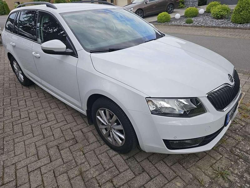 Weiß Gebraucht 2016 Skoda Octavia Ambition Kombi | 12.500 € (Fairer Preis) - Bild 1/4