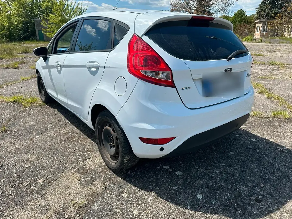 Gebraucht Ford Fiesta 97 PS (71 kW) 2009 Weiß Kleinwagen