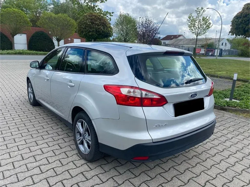 Usado Ford Focus SYNC Edition 116 CV (85 kW) 2014 Plateado Berlina