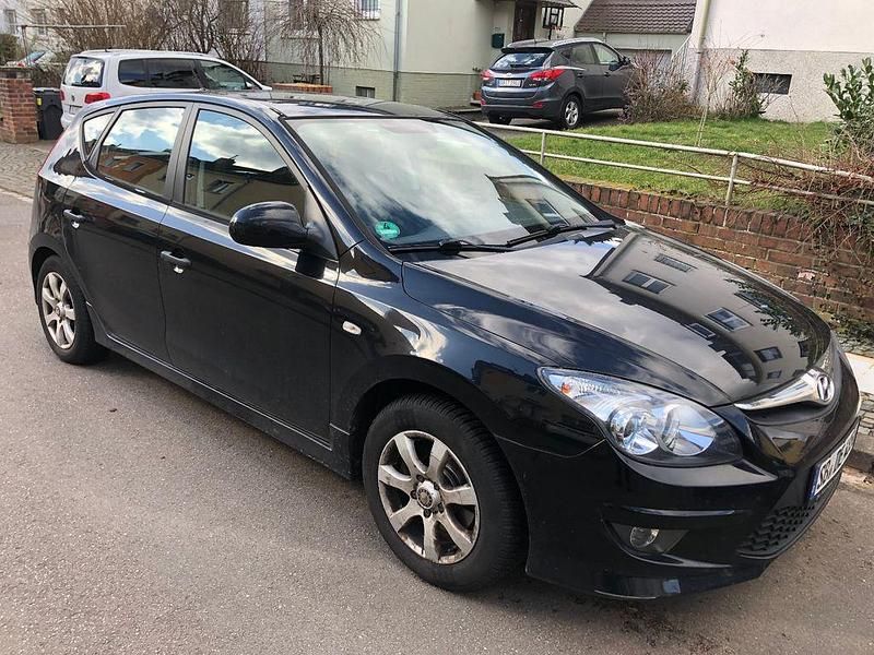 Schwarz Gebraucht 2011 Hyundai i30 Classic Kombi | 4.100 € (Fairer Preis) - Bild 1/3