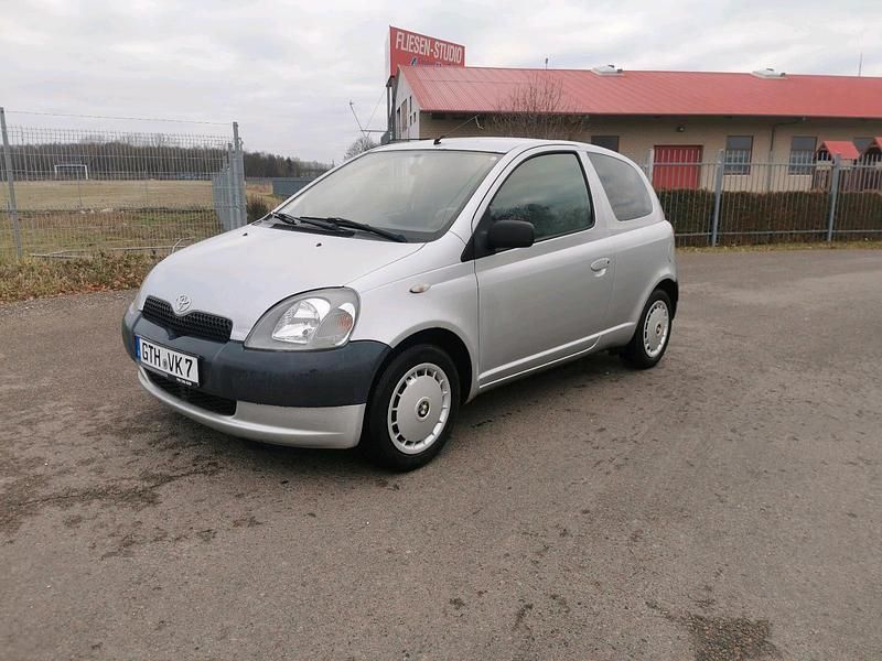 Silber Gebraucht 2002 Toyota Yaris Kleinwagen | 649 € (Fairer Preis) - Bild 1/4