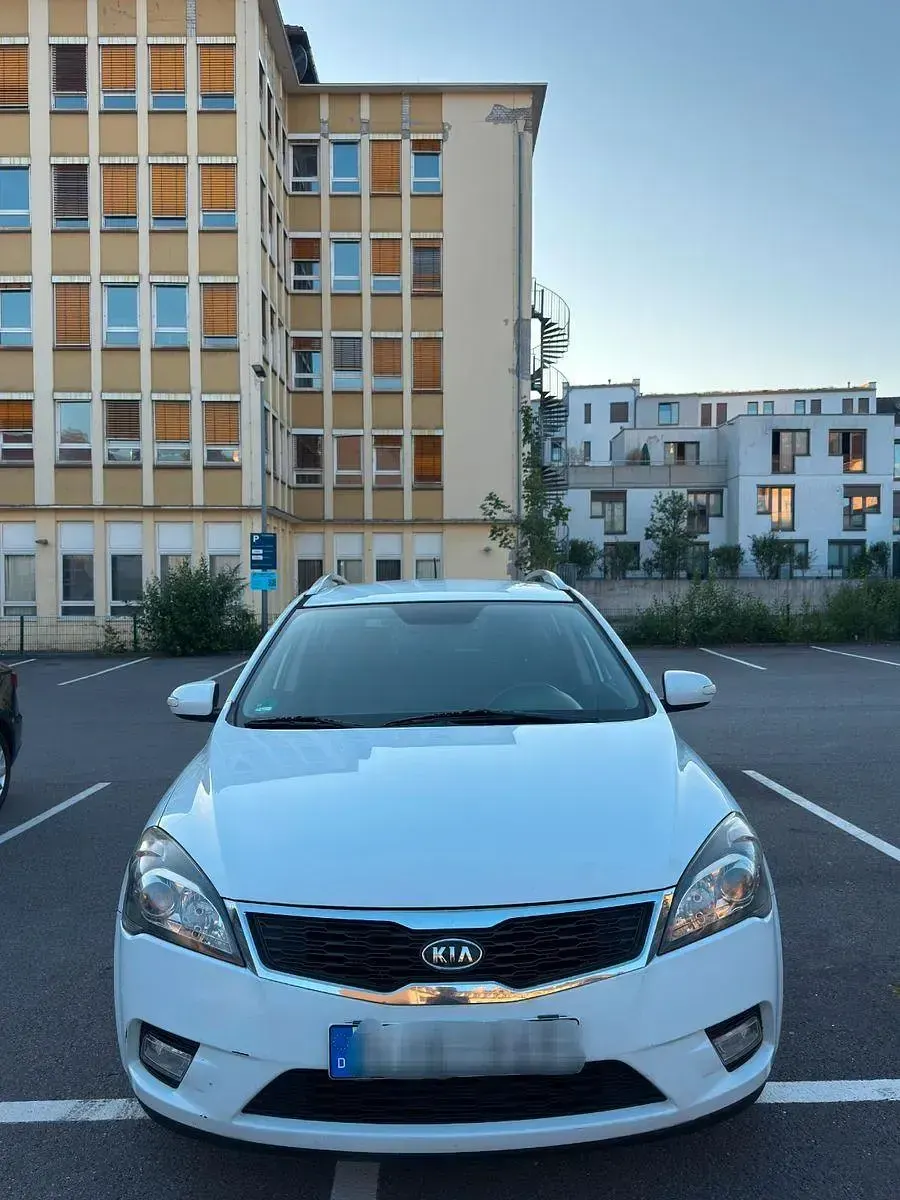 Gebraucht Kia Ceed 125 PS (91 kW) 2011 Weiß Kleinwagen