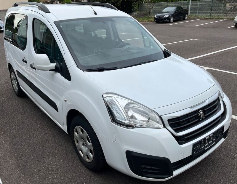 Weiß Gebraucht 2016 Peugeot Partner Tepee Van / Kleinbus | 8.790 € (Fairer Preis) - Bild 1/4