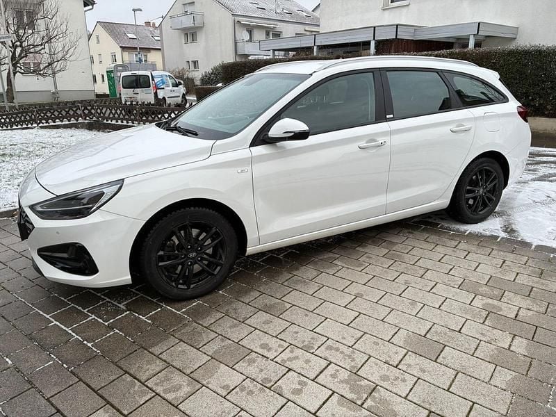 Weiß Gebraucht 2021 Hyundai i30 Kombi | 18.100 € (Fairer Preis) - Bild 1/4