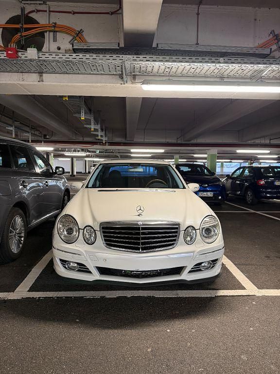 Weiß Gebraucht 2002 Mercedes E500 Avantgarde Limousine | 9.999 € (Fairer Preis) - Bild 1/4