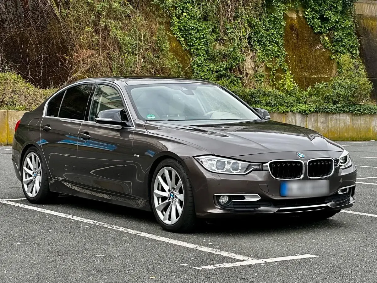 Gebraucht BMW 320 186 PS (136 kW) 2013 Braun Limousine