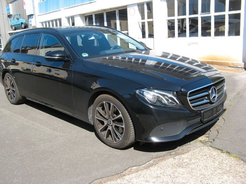Schwarz Gebraucht 2018 Mercedes E220 Avantgarde Kombi | 19.900 € (Superpreis) - Bild 1/4