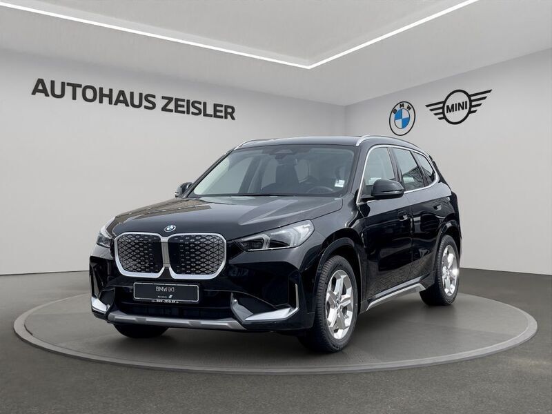Saphirschwarz Neu 2025 BMW iX1 xLine SUV | 41.500 € (Superpreis) - Bild 1/4