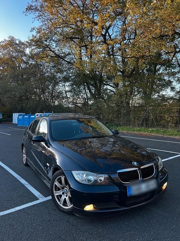 Blau Gebraucht 2006 BMW 320 Limousine | 1.900 € - Bild 1/4