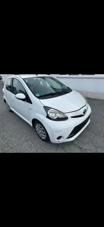 Używany Toyota Aygo 68 KM (50 kW) 2012 Biały Hatchback