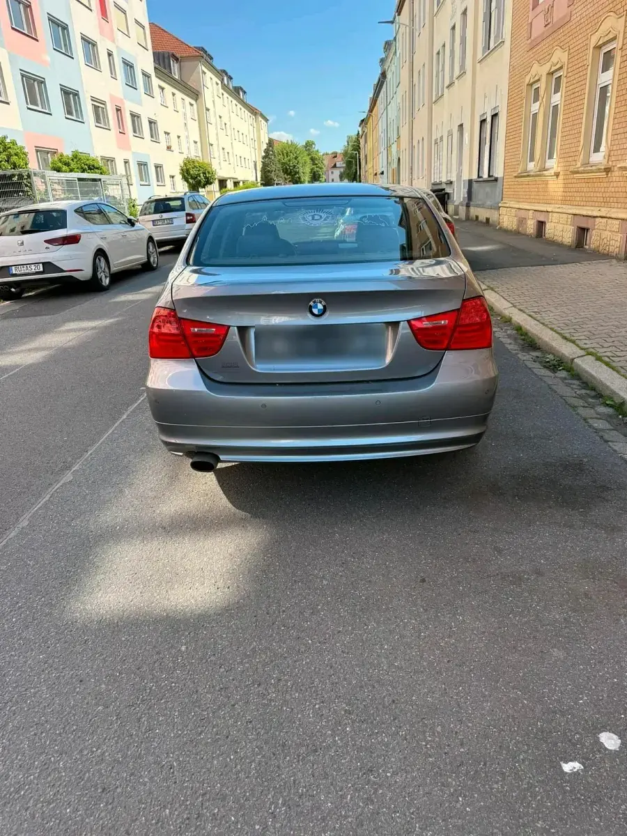 Gebraucht BMW 318 143 PS (105 kW) 2009 Grau Limousine