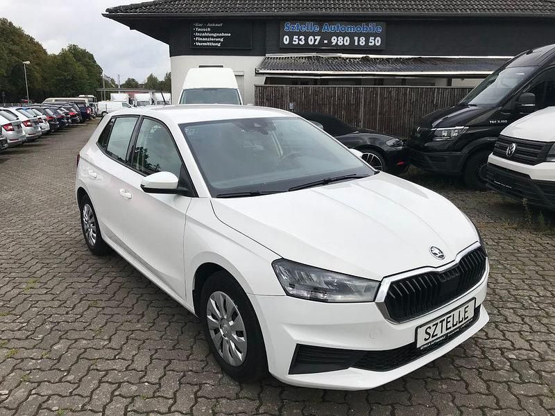Weiß Gebraucht 2023 Skoda Fabia Active Kleinwagen | 9.999 € - Bild 1/4