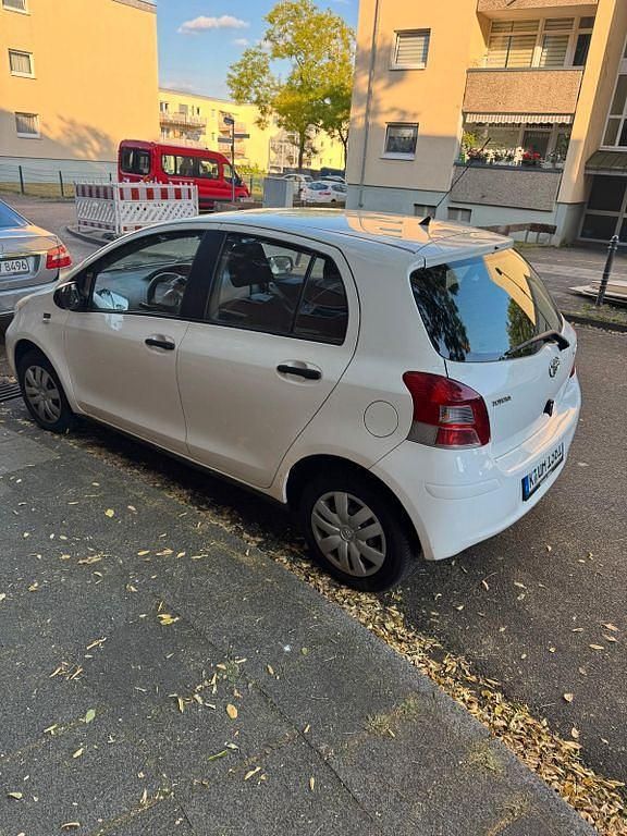 Weiß Gebraucht 2010 Toyota Yaris Life Kleinwagen | 3.200 € (Guter Preis) - Bild 1/4
