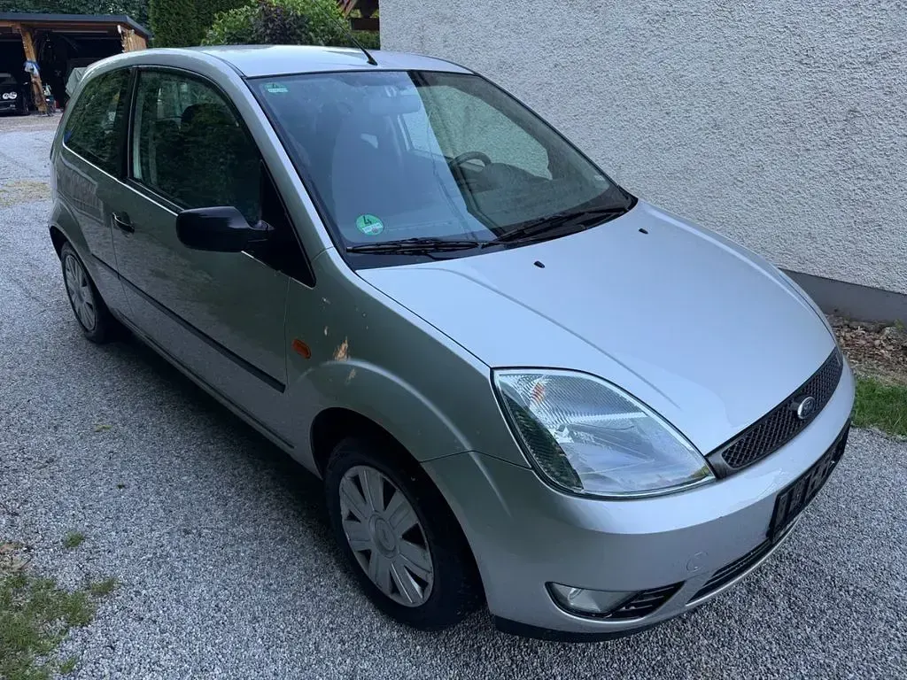 Gebraucht Ford Fiesta Trend 69 PS (50 kW) 2003 Silber Kleinwagen