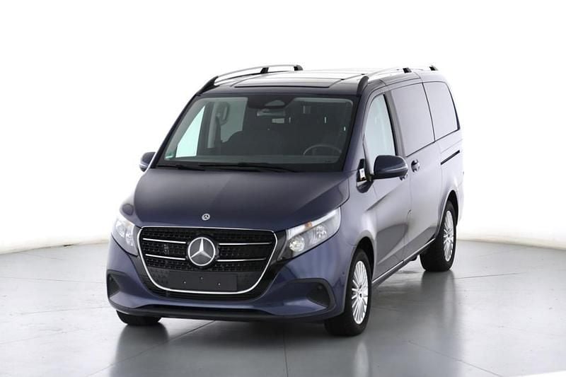 Sodalithblau met. Gebraucht 2024 Mercedes V220 Van / Kleinbus | 56.460 € (Teuer) - Bild 1/4