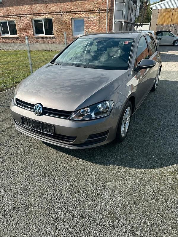 Grau Gebraucht 2015 VW Golf Limousine | 9.495 € (Guter Preis) - Bild 1/4