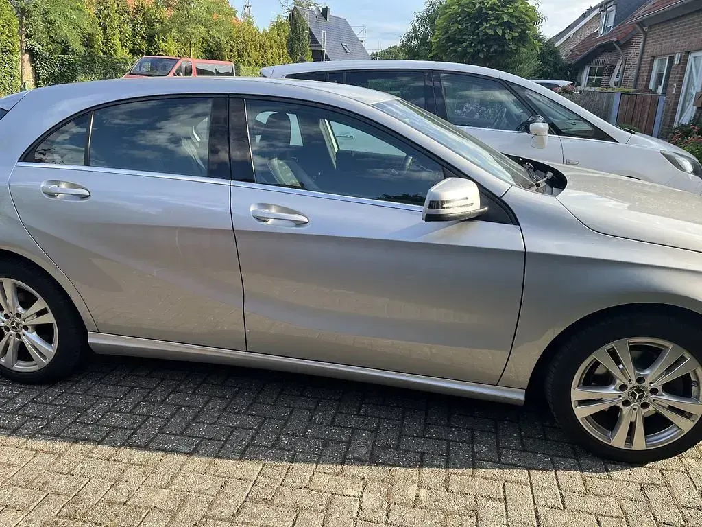 Gebraucht Mercedes A180 Urban 122 PS (89 kW) 2017 Silber Kleinwagen