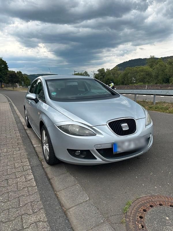 Grau Gebraucht 2007 Seat Leon Limousine | 2.000 € (Guter Preis) - Bild 1/4