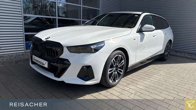 Alpinweiss Gebraucht 2024 BMW 520 Comfort Edition Kombi | 52.790 € (Superpreis) - Bild 1/4