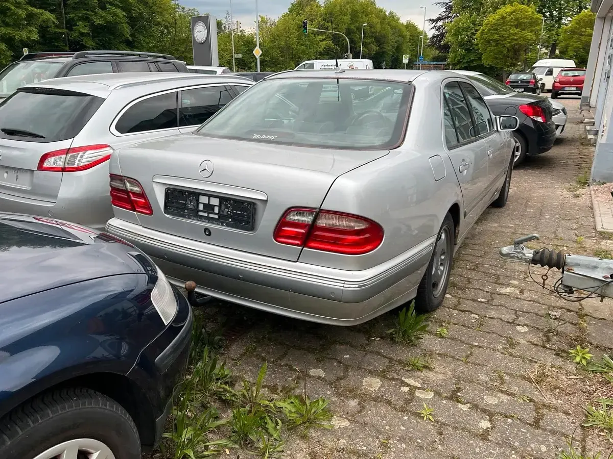 Używany Mercedes E320 197 KM (144 kW) 2000 Srebrny Sedan/Limuzyna