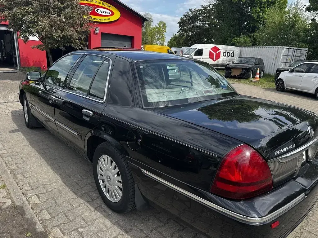 Używany Ford V8 224 KM (164 kW) 2008 Niebieski Sedan/Limuzyna