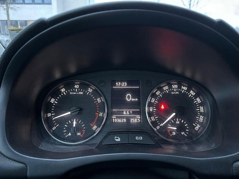 Gebraucht Skoda Fabia Ambiente 86 PS (63 kW) 2011 Silber Limousine