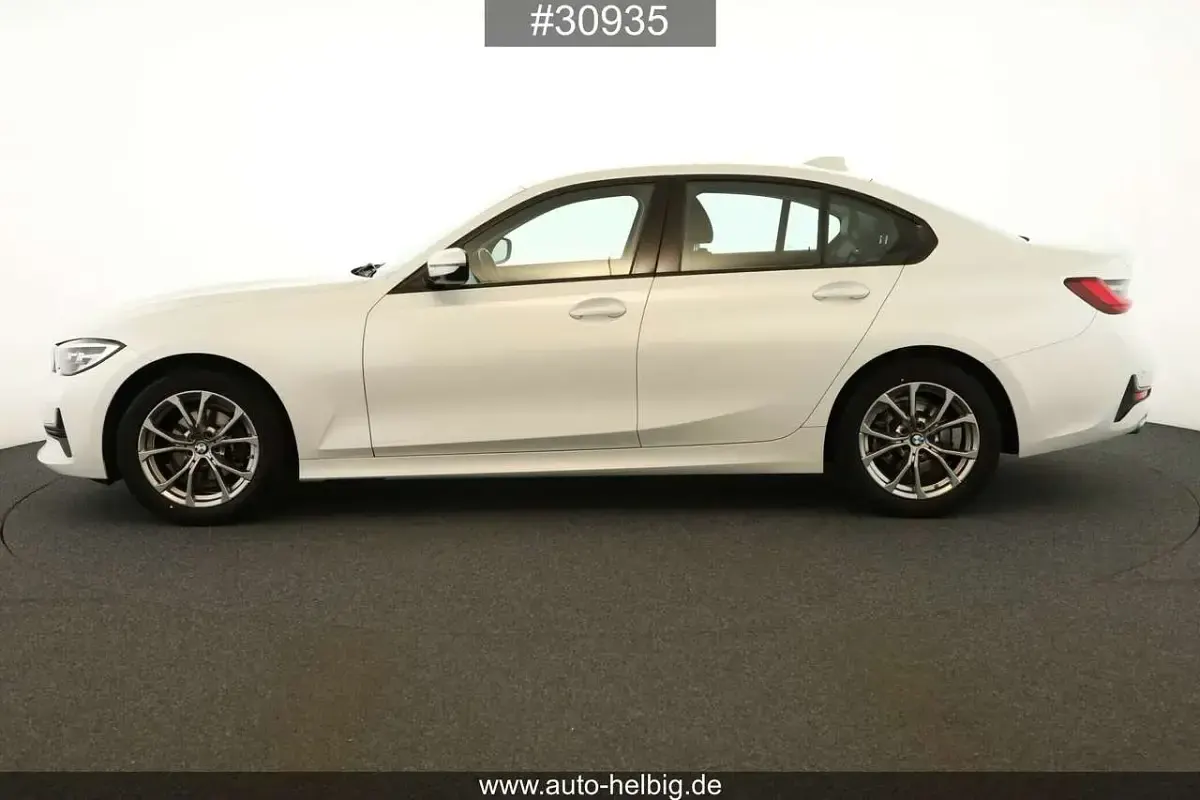Gebraucht BMW 318 Sport Line 150 PS (110 kW) 2022 Weiß Limousine